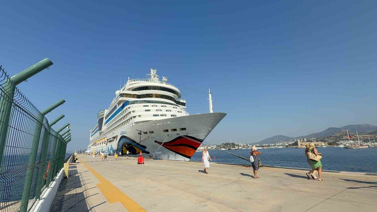 ALMAN TURİSTLERİ TAŞIYAN DEV KRUVAZİYER BODRUM’A DEMİRLEDİ