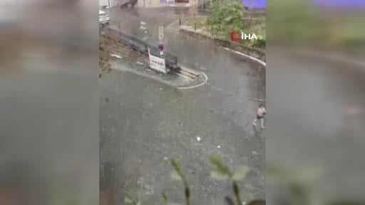 Almanya’da üç gündür etkili olumsuz hava şartları nedeniyle Karlsruhe şehrinde 60 yaşındaki...