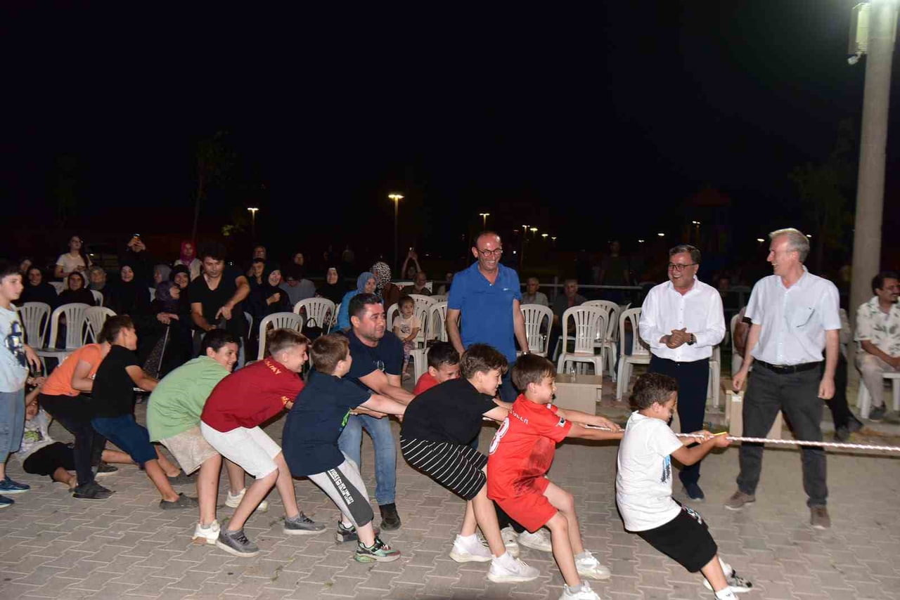 ALTIEYLÜL’ DE KIRSAL MAHALLELER YAZ AKŞAMLARINDA ŞENLENİYOR