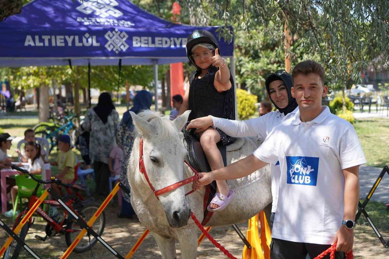 ALTIEYLÜL ’DE MİNİKLER PONY ATLARLA TANIŞTI
