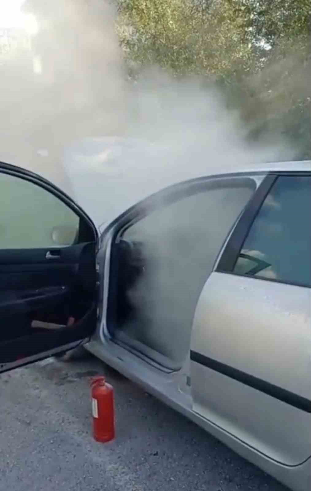 AMASRA'YA BAĞLI ÇAKRAZ TATİL KÖYÜNDE PARK HALİNDEKİ OTOMOBİL BİLİNMEYEN SEBEPTEN DOLAYI ALEV...