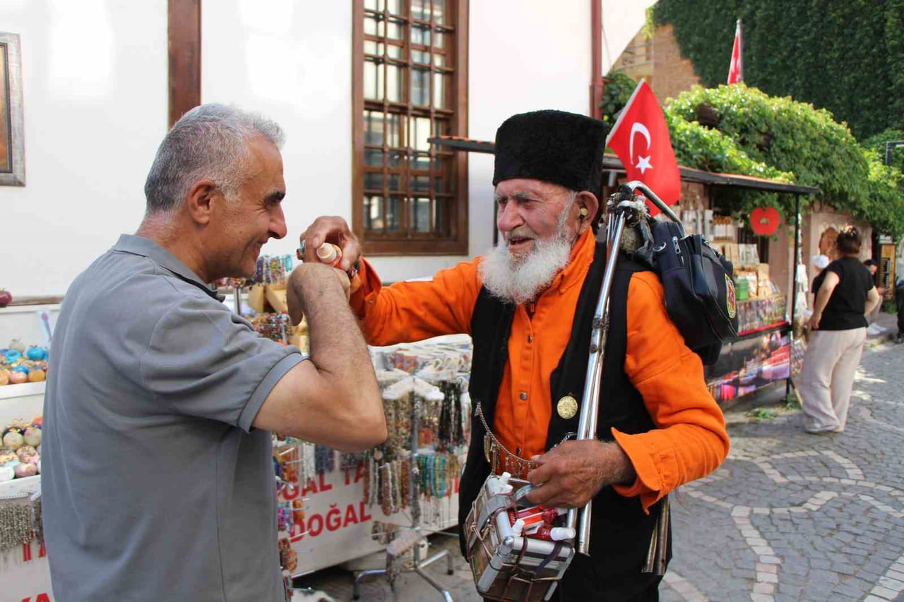 AMASYA'DA 86 YAŞINDAKİ ELVAN DEDE UZUN YILLARDIR SOKAKLARDA ESANS SATARAK GEÇİMİNİ SAĞLIYOR