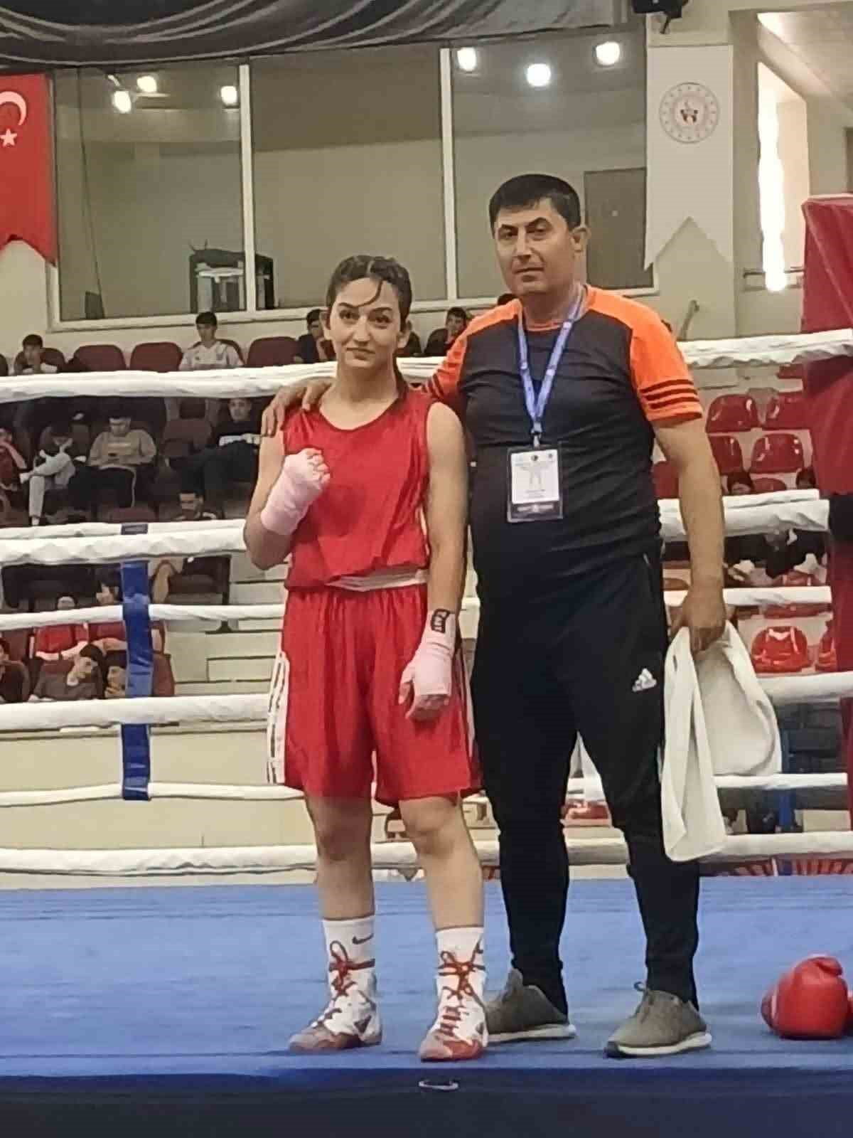 AMASYA'DA DÜZENLENEN U-17 FERDİ TÜRKİYE BOKS ŞAMPİYONASI'NDA MÜCADELE EDEN ERZİNCANLI SPORCU...