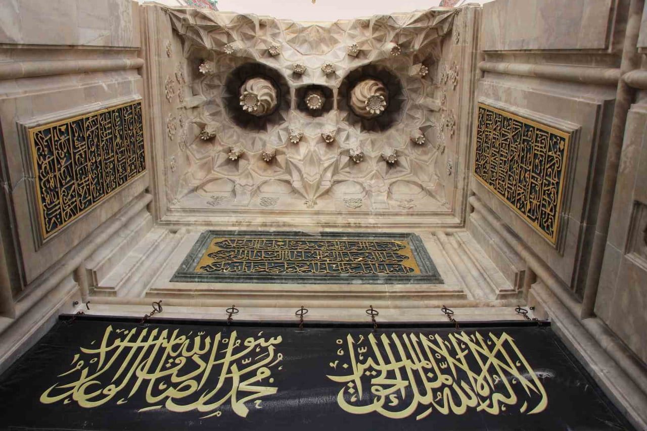 AMASYA'DA OSMANLI DÖNEMİNE AİT 540 YILLIK TARİHİ CAMİNİN KAPISINDA SÜSLEMELER ARASINDA GİZEMLİ...