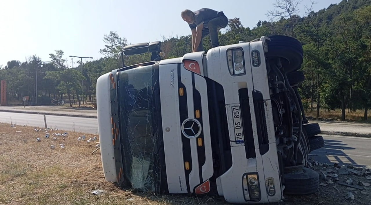 AMASYA'NIN TAŞOVA İLÇESİNDE ELEKTRONİK EŞYA YÜKLÜ TIRIN DEVRİLMESİ SONUCU MEYDANA GELEN TRAFİK...