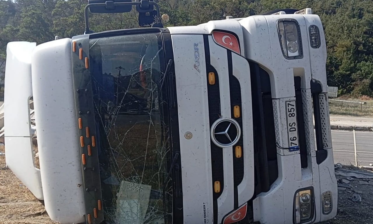 AMASYA'NIN TAŞOVA İLÇESİNDE ELEKTRONİK EŞYA YÜKLÜ TIRIN DEVRİLMESİ SONUCU MEYDANA GELEN TRAFİK...