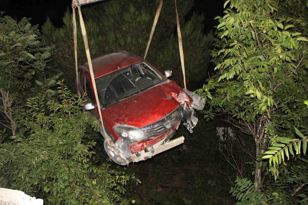 AMASYA’DA YOLDA KONTROLDEN ÇIKAN OTOMOBİL 5 METRE YÜKSEKLİKTEN BAHÇEDEKİ AĞAÇLARIN ÜSTÜNE UÇTU....