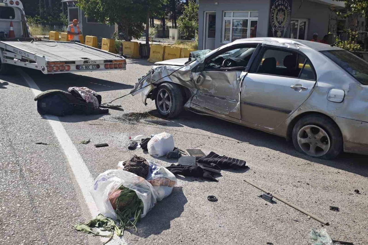 AMASYA’NIN MERZİFON İLÇESİNDE KAMYONLA ÇARPIŞTIKTAN SONRA TAKLA ATAN OTOMOBİLDE BULUNAN 7...