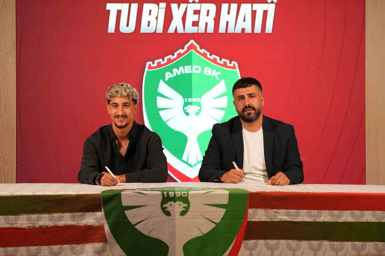 AMED SPORTİF FAALİYETLER, KANAT OYUNCUSU BERK KIZILDEMİR İLE SÖZLEŞME İMZALADIĞINI DUYURDU.