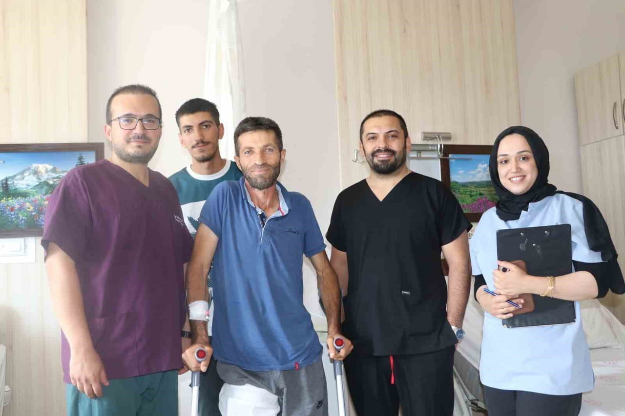 AMELİYAT OLAN HASTA VE AMELİYATI GERÇEKLEŞTİREN SAĞLIK EKİBİ