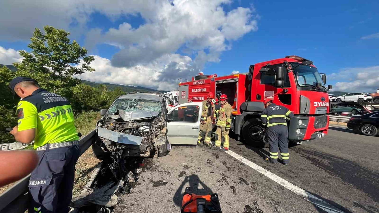 ANADOLU OTOYOLU DÜZCE GEÇİŞİNDE İKİ ARACIN ÇARPIŞMASI SONRASINDA 4 KİŞİ YARALANDI.