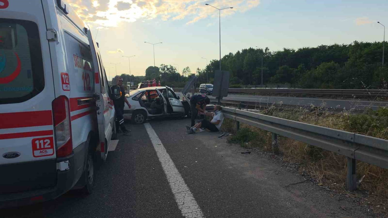 ANADOLU OTOYOLU’NUN DÜZCE GİŞELERİ MEVKİSİNDE MEYDANA GELEN TRAFİK KAZASINDA KONTROLDEN ÇIKAN...