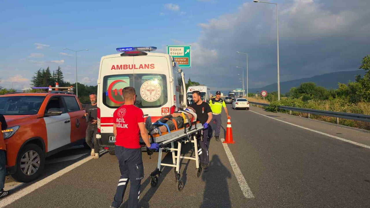 ANADOLU OTOYOLU’NUN DÜZCE GİŞELERİ MEVKİSİNDE MEYDANA GELEN TRAFİK KAZASINDA KONTROLDEN ÇIKAN...