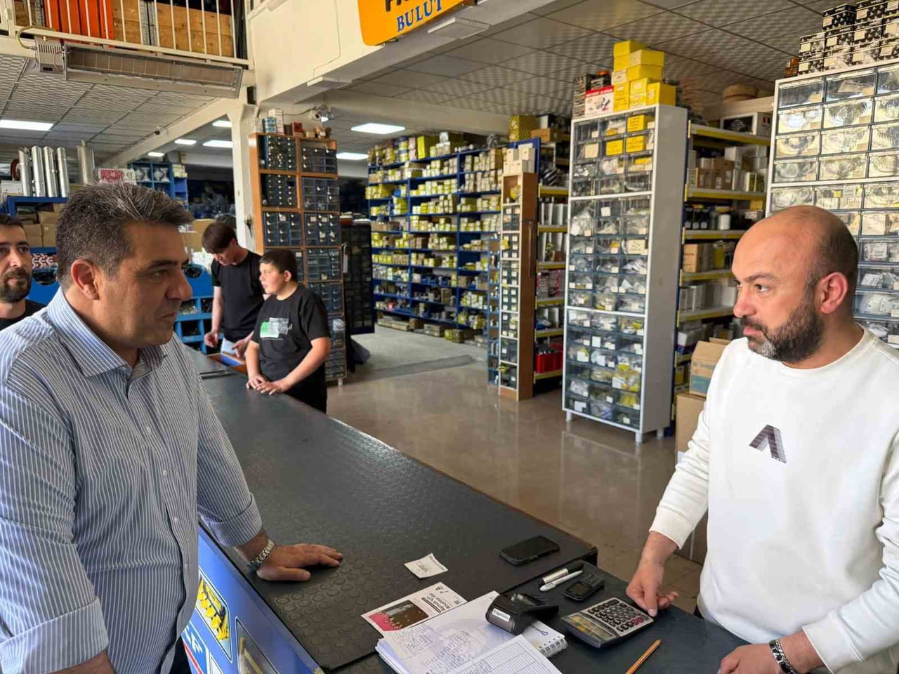 ANAHTAR PARTİ KIRŞEHİR İL BAŞKANI CEMAL KAYA (SOLDA), KENT MERKEZİNDEKİ İŞ YERLERİNİ ZİYARET...