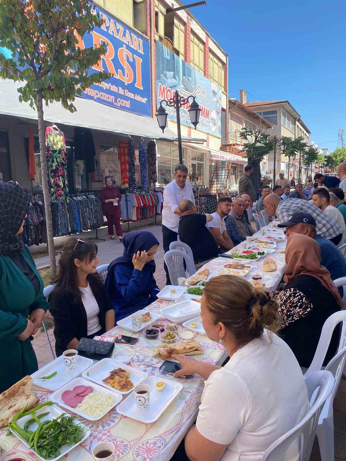 ANAHTAR PARTİ KIRŞEHİR İL BAŞKANLIĞI TARAFINDAN UZUN ÇARŞI'DA ESNAFA YÖNELİK KAHVALTI PROGRAMI...