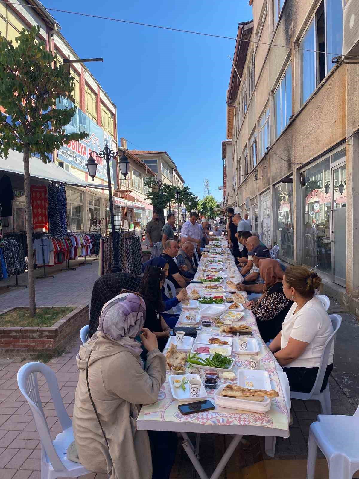ANAHTAR PARTİ KIRŞEHİR İL BAŞKANLIĞI TARAFINDAN UZUN ÇARŞI'DA ESNAFA YÖNELİK KAHVALTI PROGRAMI...
