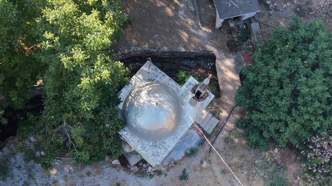 ANAMUR İLÇESİNDE YAKLAŞIK 9 METREKARELİK KULLANIM ALANINA SAHİP CAMİ, KÜÇÜK YAPISINA RAĞMEN TEK...