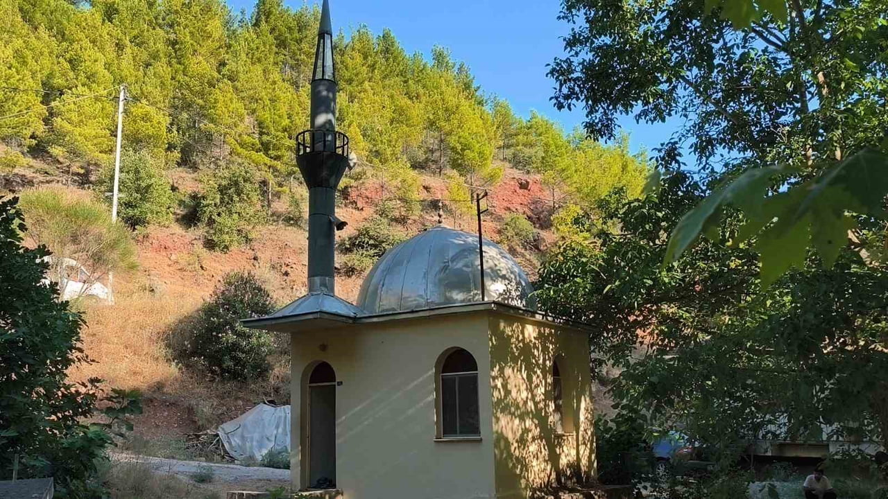 ANAMUR İLÇESİNDE YAKLAŞIK 9 METREKARELİK KULLANIM ALANINA SAHİP CAMİ, KÜÇÜK YAPISINA RAĞMEN TEK...