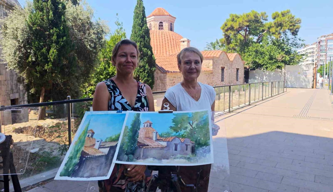 ANASTASİA BEYTÜZÜN (SOLDA) İLE OLGA İNAY (SAĞDA), CUMHURİYET MEYDANI'NIN YANINDA KURDUKLARI...