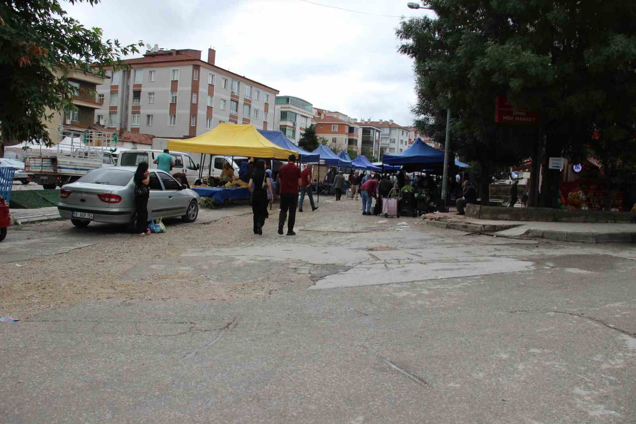 ANİ BASTIRAN YAĞIŞLA BİRLİKTE PAZAR ALANINI SEL BASTI
