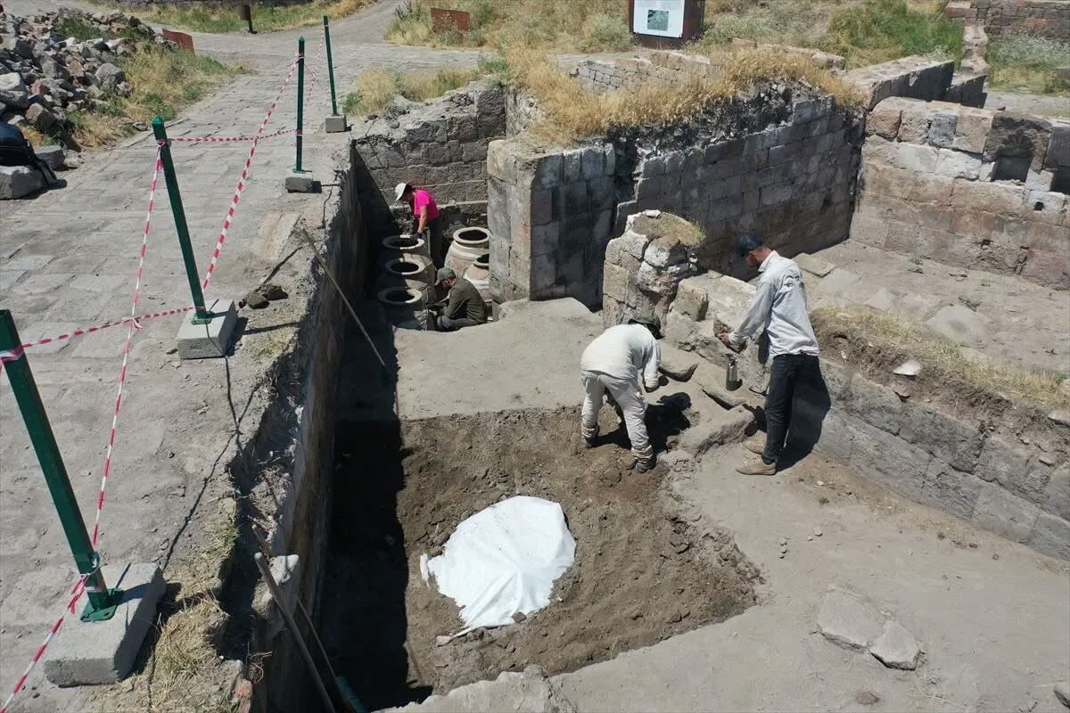 ANİ ÖRENYERİ'NDE 900 YILLIK ERZAK DEPOSU GÜN YÜZÜNE ÇIKARILDI(KARS-İHA)