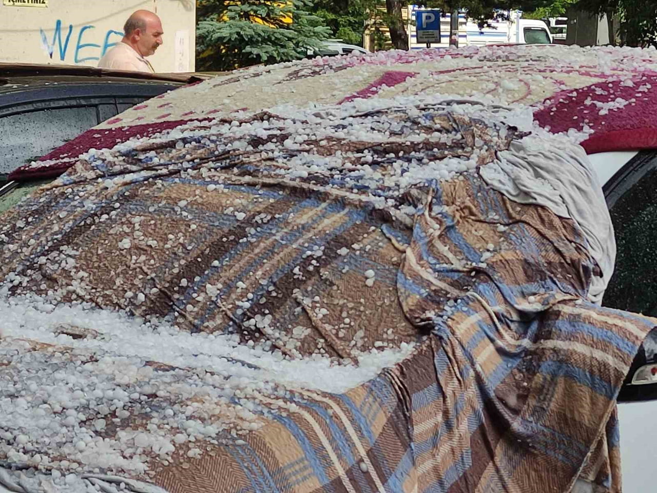 ANİDEN BASTIRAN DOLUNUN ARAÇLARINA ZARAR VERMESİNDEN ENDİŞE EDEN SÜRÜCÜLER, ÇÖZÜMÜ ARAÇLARININ...