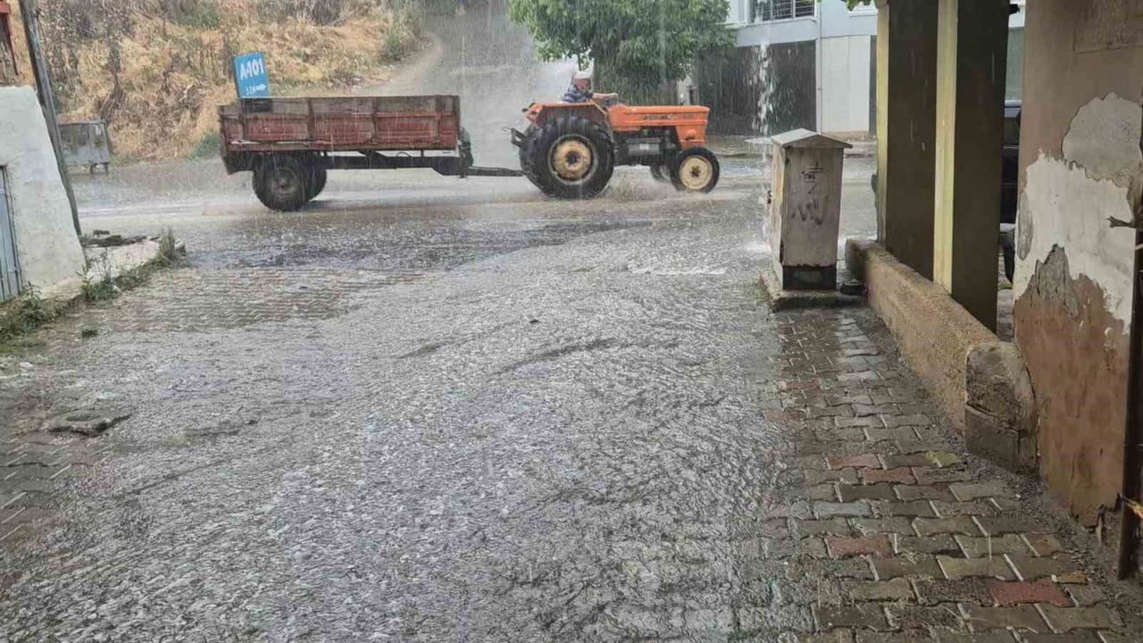 ANİDEN BASTIRAN KUVVETLİ SAĞANAK, TEKİRDAĞ'IN SÜLEYMANPAŞA İLÇESİNDE CADDE VE SOKAKLARI KISA...