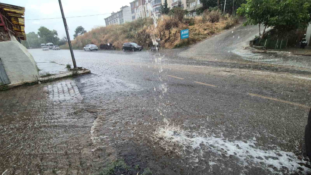 ANİDEN BASTIRAN KUVVETLİ SAĞANAK, TEKİRDAĞ'IN SÜLEYMANPAŞA İLÇESİNDE CADDE VE SOKAKLARI KISA...