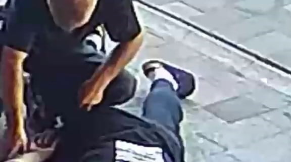 ANİDEN FENALAŞAN GENÇ YERE YIĞILIRKEN, ÇEVREDE BULUNAN 56 YAŞINDAKİ R.Y. YARDIM ETMEK YERİNE...