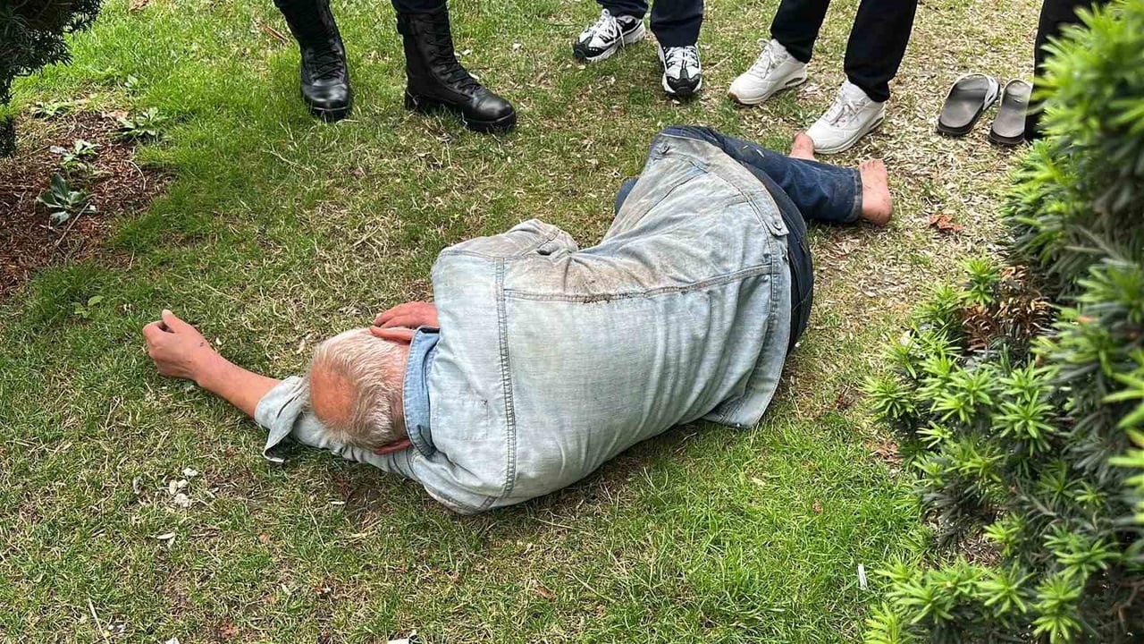 ANITPARK'TA HEMEN HER GÜN ALKOL ALIP SIZDIĞI ÖNE SÜRÜLEN 62 YAŞINDAKİ ŞAHIS, VATANDAŞLARIN PEŞ...