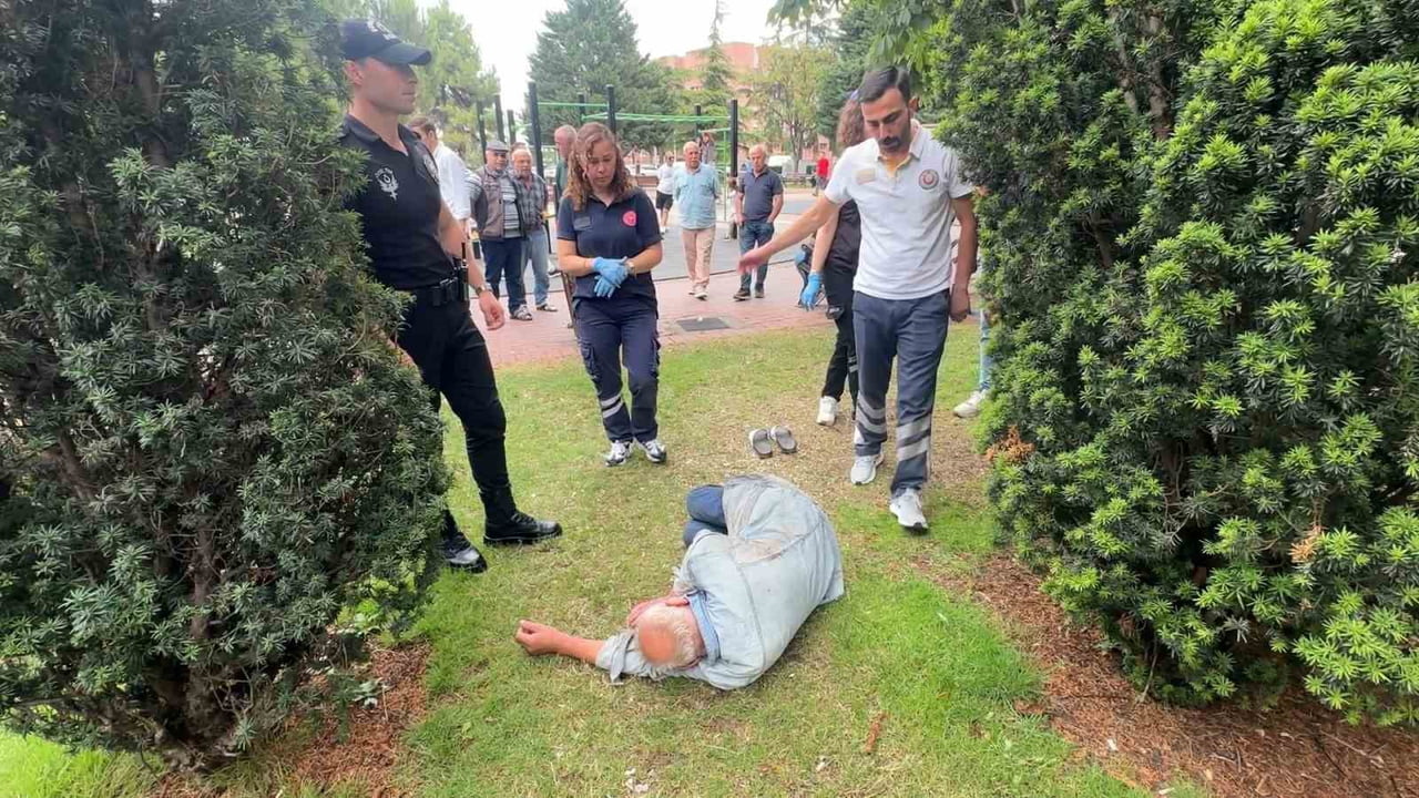 ANITPARK'TA HEMEN HER GÜN ALKOL ALIP SIZDIĞI ÖNE SÜRÜLEN 62 YAŞINDAKİ ŞAHIS, VATANDAŞLARIN PEŞ...