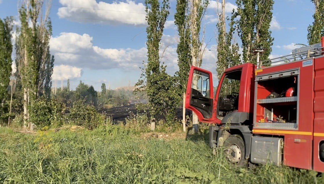 ANIZ VE ORMANLIK ALANDA MEYDANA GELEN YANGINDA EKİPLER MÜDAHALE EDİYOR