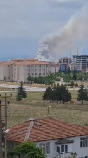 ANKARA'DA ÇIKAN ARAZİ YANGINI, KÖY SAKİNLERİNİN TRAKTÖRLERLE YAPTIĞI MÜDAHALE SAYESİNDE KONTROL...