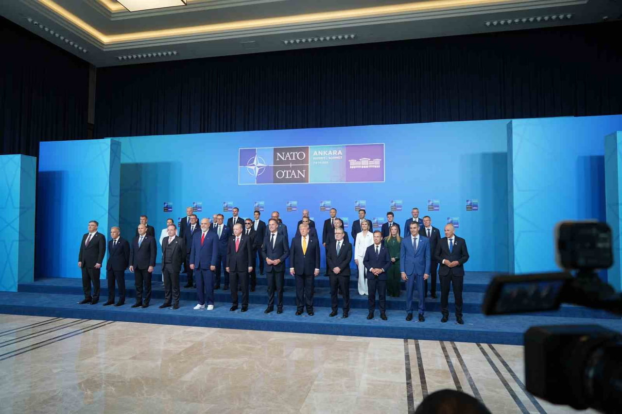 ANKARA'DA GERÇEKLEŞEN TARİHİ NATO ZİRVESİNDE ÇEKYA'YI TEMSİLEN HEM CUMHURBAŞKANI PETR PAVEL HEM...