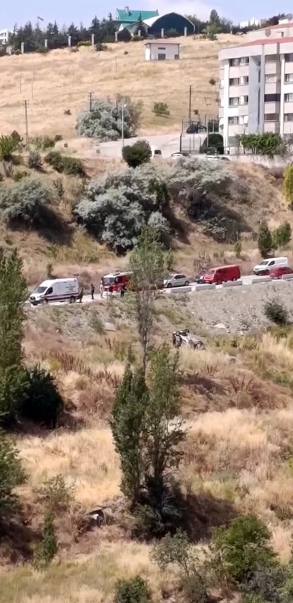 ANKARA'DA ŞARAMPOLE YUVARLANAN OTOMOBİLİN SÜRÜCÜSÜ YARALANDI.