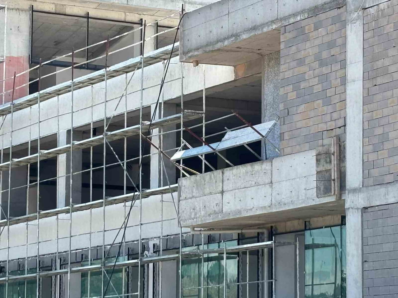 ANKARA'DA YAPIMI SÜREN BİNANIN 1. KATINDA ÇALIŞTIĞI SIRADA İSKELENİN YERİNDEN ÇIKMASI SONUCU DÜŞEN...