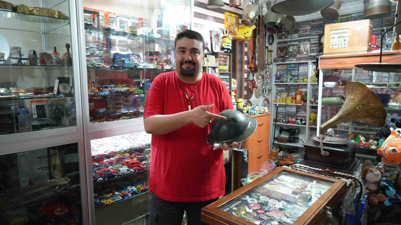 ANKARA'DA YAŞAYAN EMRE KILIÇ, 30 YILDIR BİRİKTİRDİĞİ BİNLERCE PARÇA İLE EVİNİN BİR ODASINI MÜZEYE...