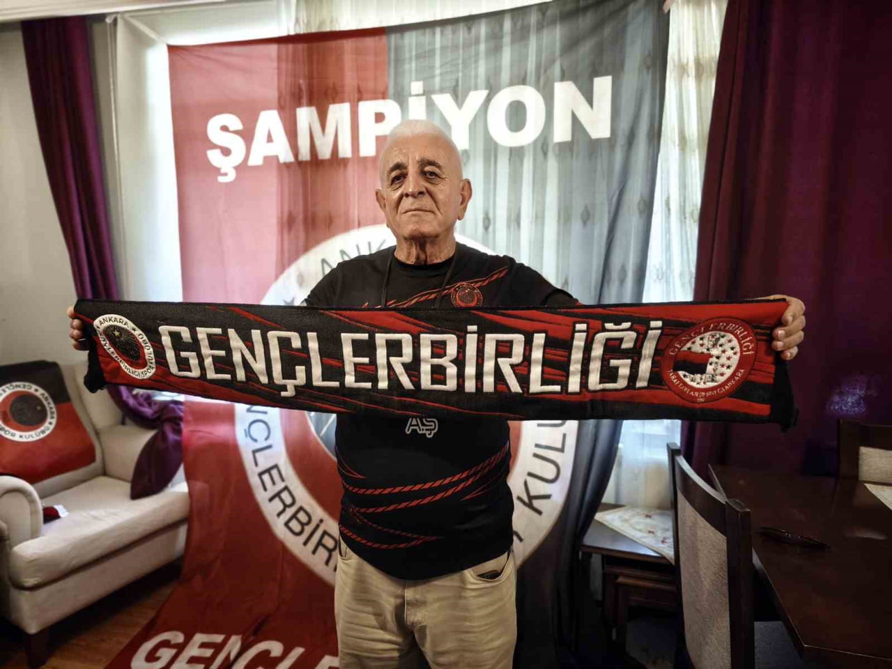 ANKARA'DA YAŞAYAN SÜREYYA ALTINTAŞ'IN GENÇLERBİRLİĞİ TUTKUSU YILLARA MEYDAN OKUYOR. HENÜZ 15...