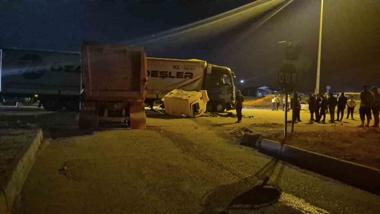 ANKARA'NIN SİNCAN İLÇESİNDE BİR HARFİYAT KAMYONU, TIRA YANDAN ÇARPTI. OLAYDA HARFİYAT KAMYONUNUN...