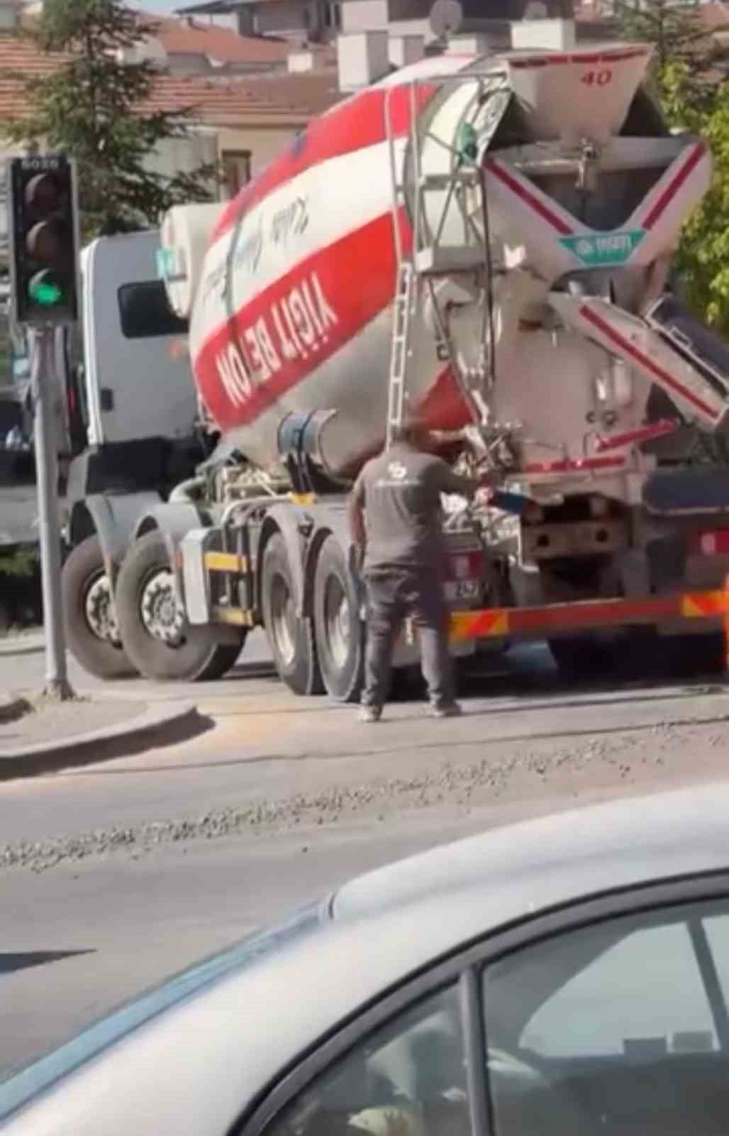 ANKARA'NIN SİNCAN İLÇESİNDE SEYİR HALİNDEKİ BİR BETON MİKSERİNDEN YOLA BETON DÖKÜLDÜ, O ANLAR BİR...
