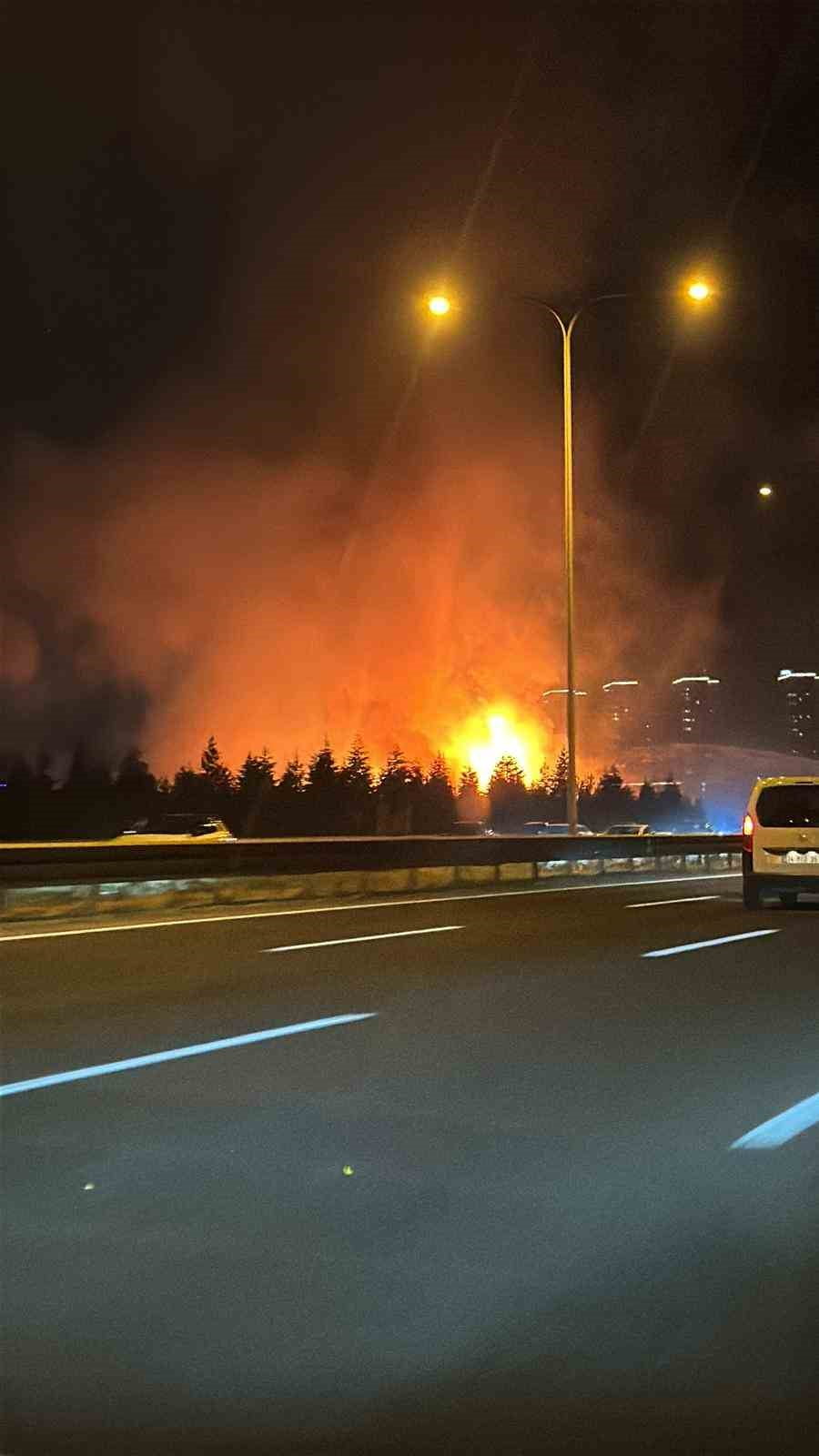 ANKARA'NIN YENİMAHALLE İLÇESİNDE TAHTA PALETLERİN DE BULUNDUĞU OTLUK ALANDA ÇIKAN YANGIN İTFAİYE...
