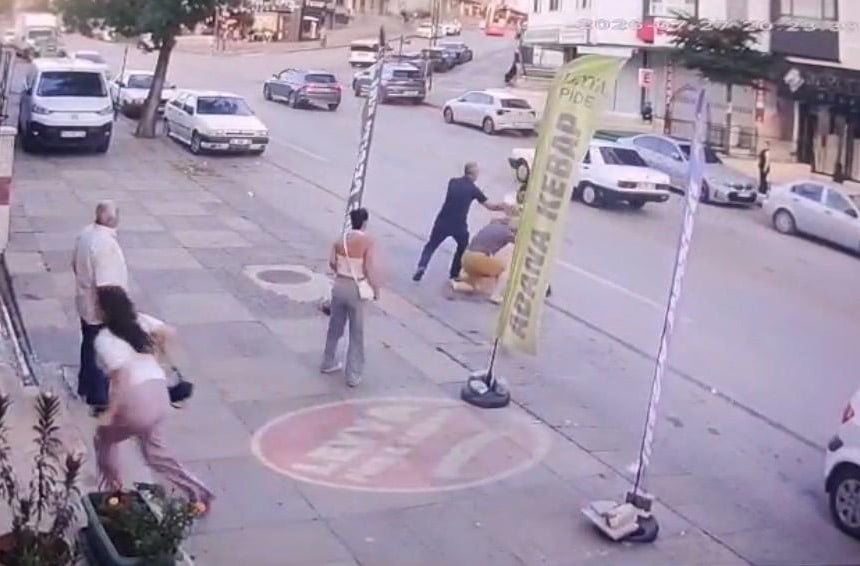 ANKARA’DA İKİ KIZ ÇOCUĞUNU TACİZ EDEN VE ALIKOYMA GİRİŞİMİNDE BULUNAN ŞAHISLARA MÜDAHALE EDEN...