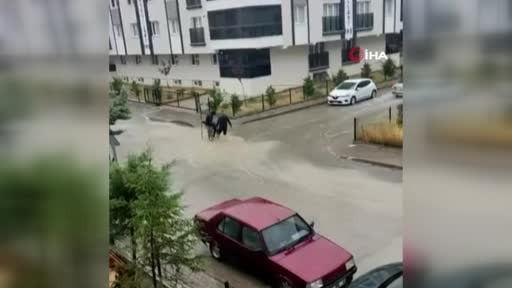Ankara’da sağanak yağış etkili oldu, bir evi su bastı