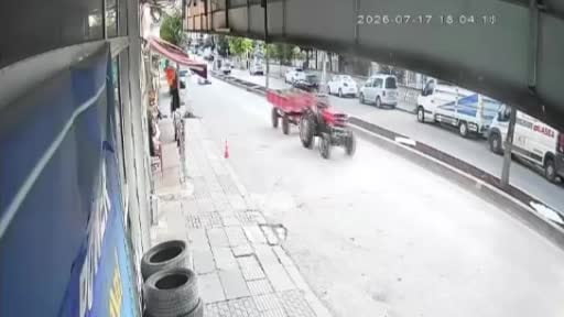 Ankara’da seyir halindeki traktörün yerinden çıkan römorku paniğe neden oldu