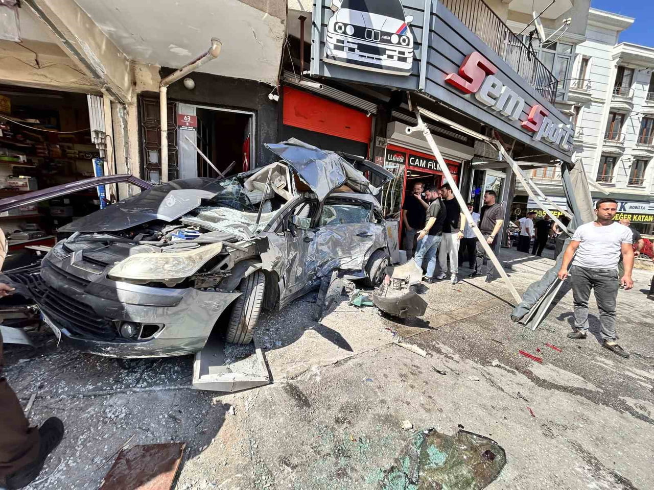 ANKARA’DA SÜRÜCÜSÜNÜN DİREKSİYON HAKİMİYETİNİ KAYBETTİĞİ EGO OTOBÜSÜ, CADDEDEKİ BİR İŞ YERİNE...