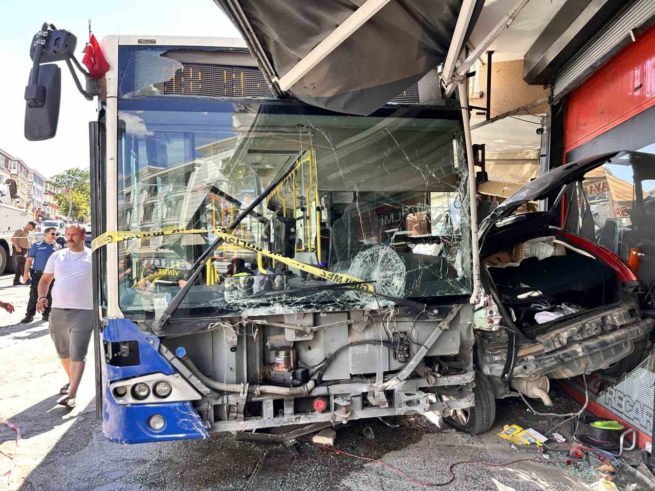 ANKARA’DA SÜRÜCÜSÜNÜN DİREKSİYON HAKİMİYETİNİ KAYBETTİĞİ EGO OTOBÜSÜ, CADDEDEKİ BİR İŞ YERİNE...