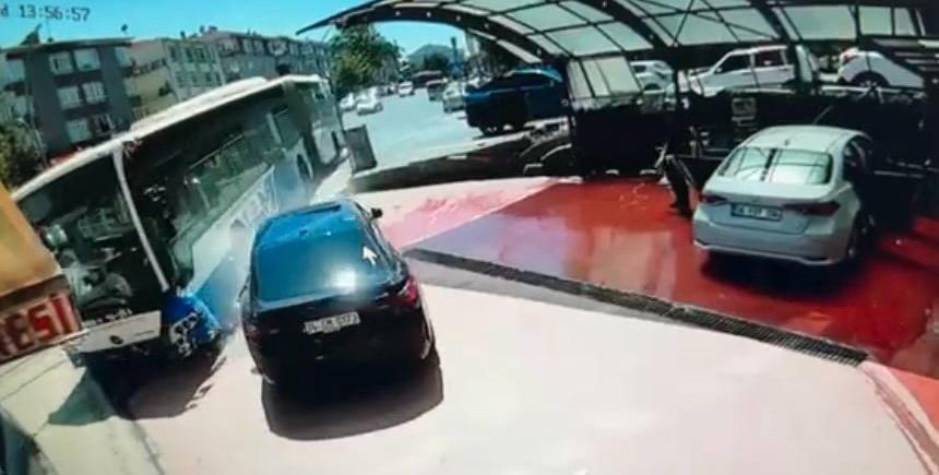 ANKARA’DA SÜRÜCÜSÜNÜN KONTROLÜNÜ KAYBETTİĞİ EGO OTOBÜSÜNÜN, YOL KENARINDAKİ İŞ YERİNE VE PARK...