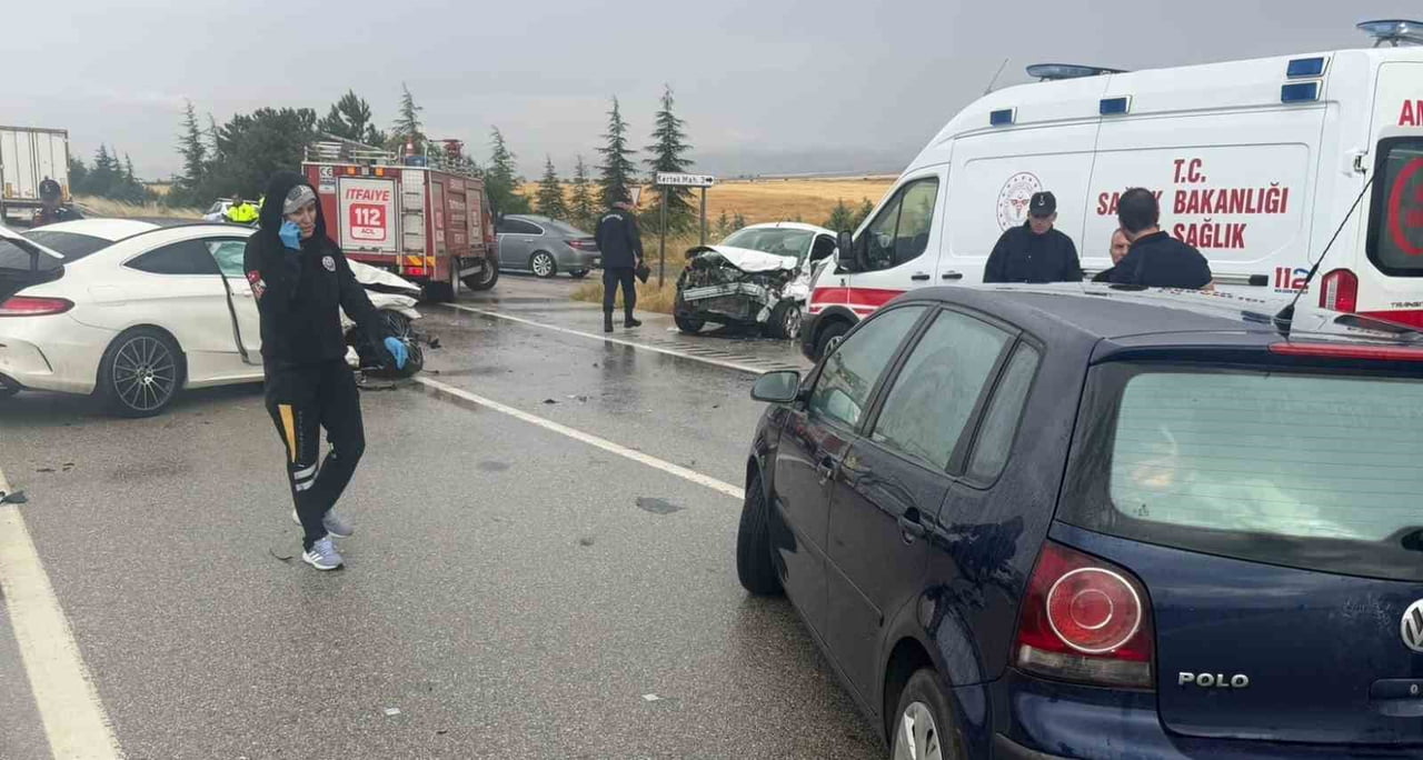 ANKARA-ESKİŞEHİR D-200 KARAYOLU SİVRİHİSAR MEVKİİNDE YAĞIŞ SONRASI KAYGANLAŞAN YOLDA 3 ARACIN...
