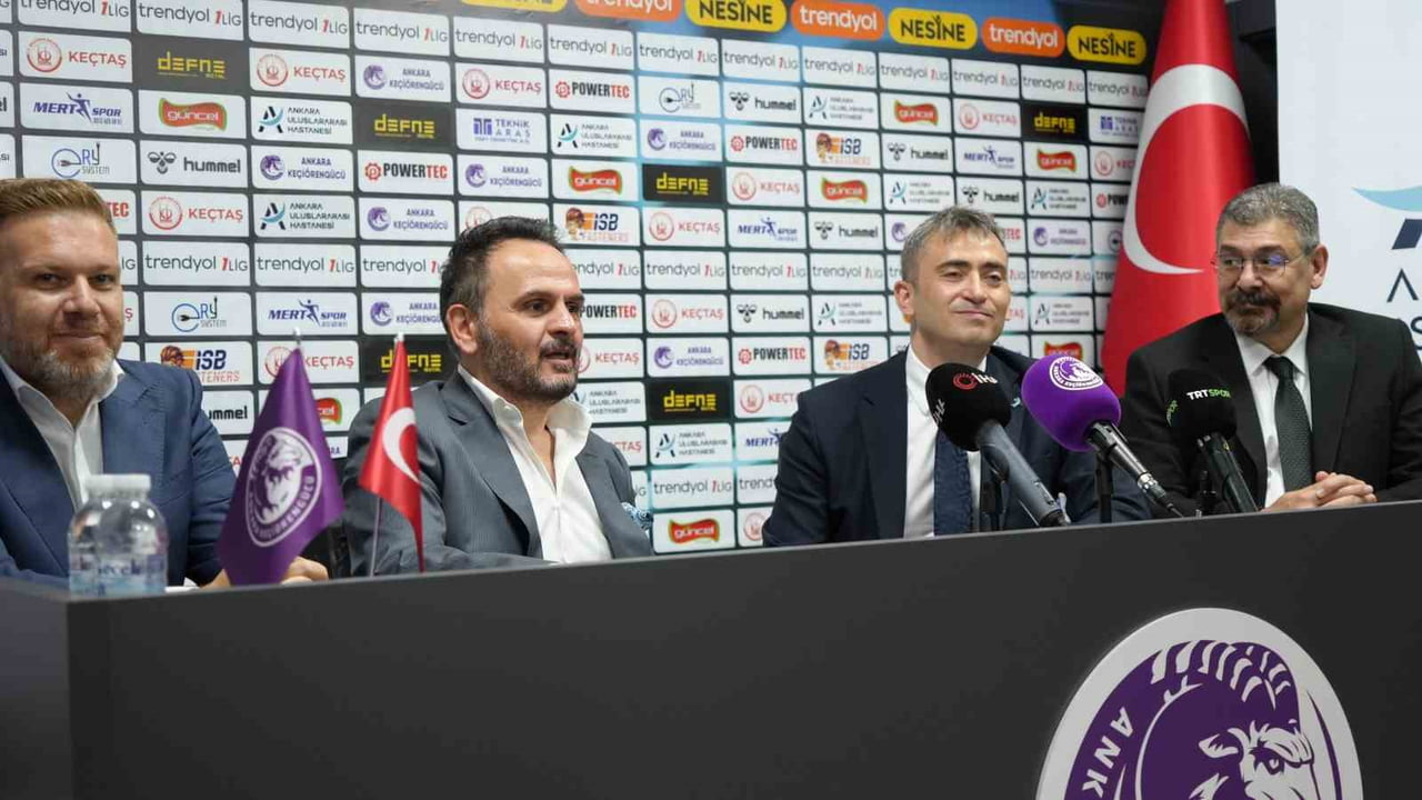ANKARA KEÇİÖRENGÜCÜ BAŞKANI SEDAT TAHİROĞLU (ORTADA) YENİ SEZONDAKİ HEDEFLERİNİN LİGİ PLAY-OFF...