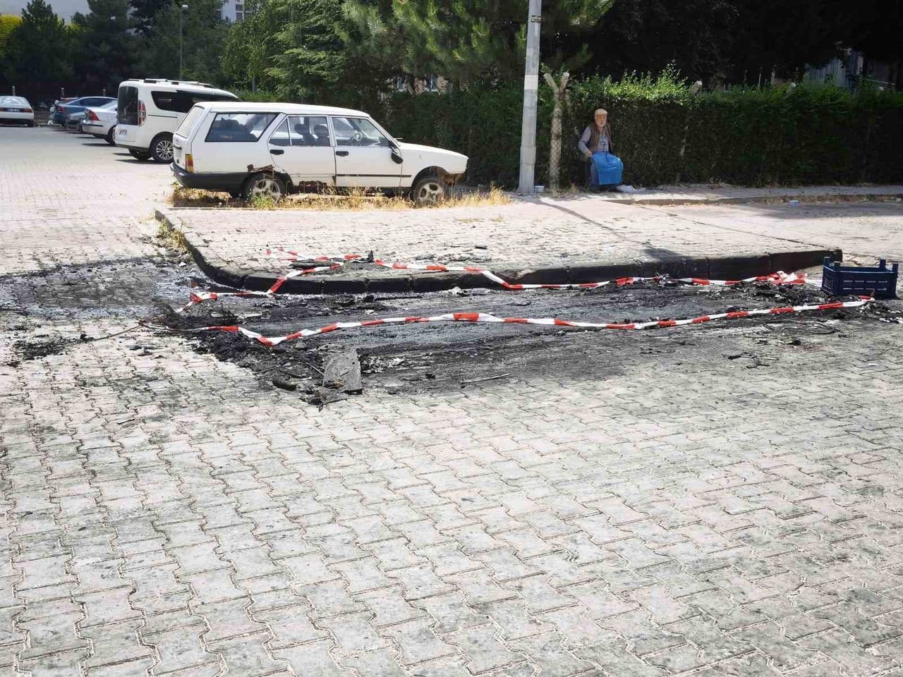 ANKARA’NIN ALTINDAĞ İLÇESİNDE BİR ŞAHIS SEVGİLİSİ OLDUĞU İDDİA EDİLEN KADININ HEM DÜKKANINI HEM...